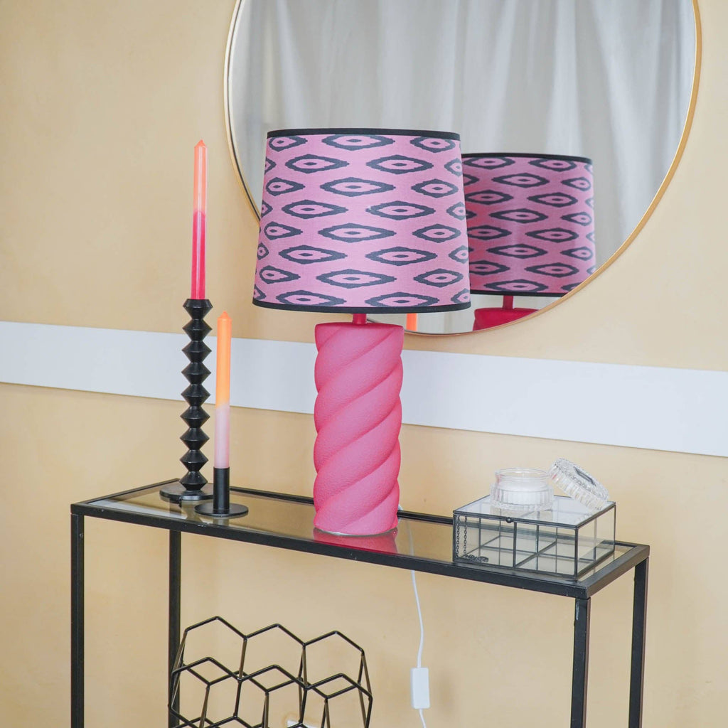 Lampada da tavolo in ceramica rosa neon con attacco E27 - 12x12x28 cm