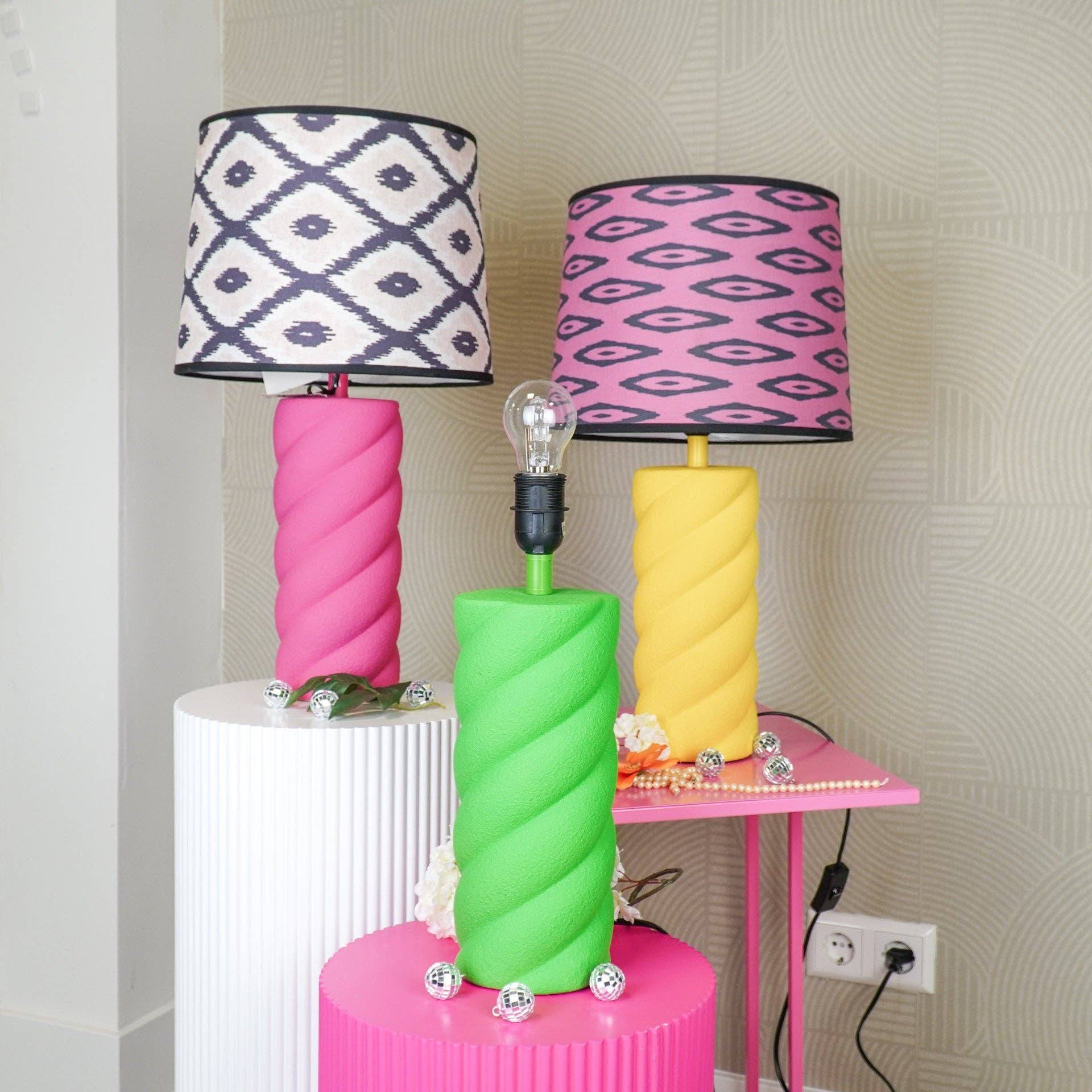 Lampada da tavolo in ceramica giallo neon con attacco E27 - 12x12x28 cm