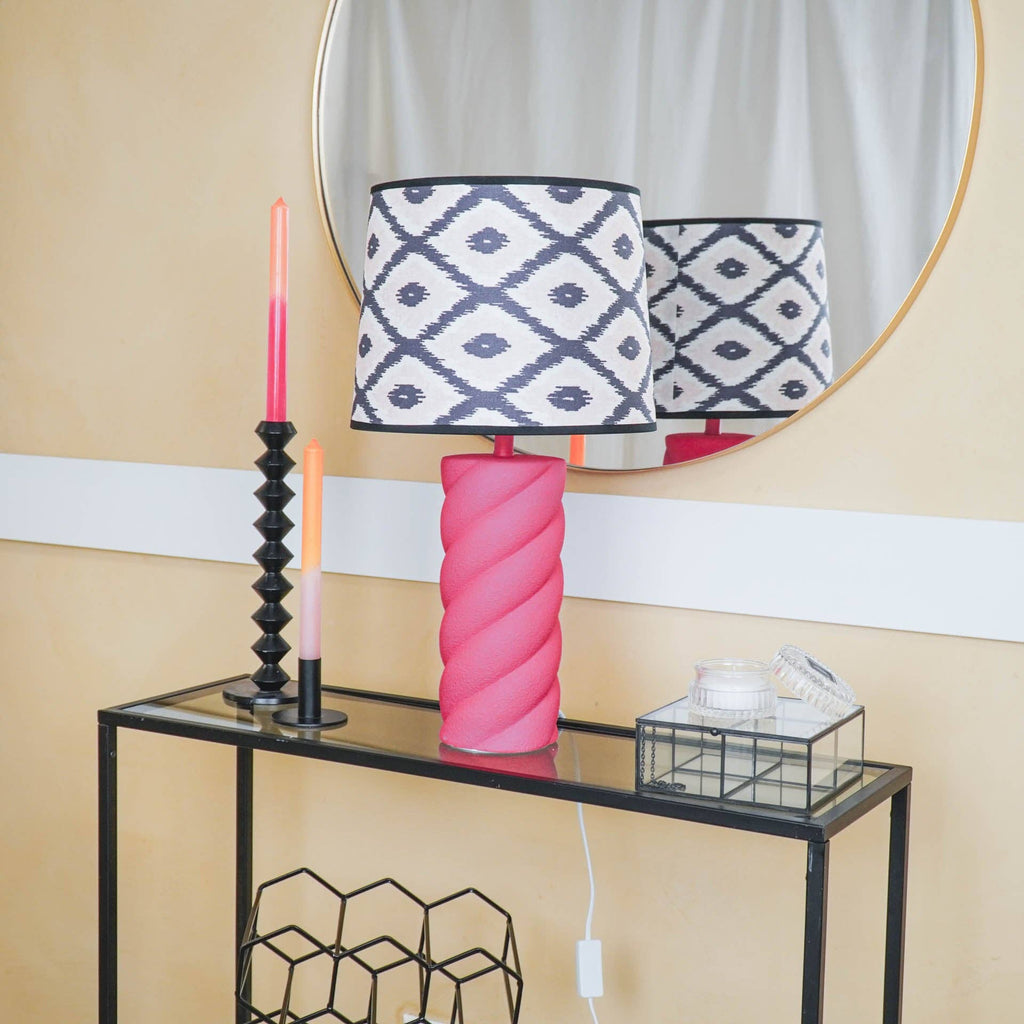 Lampada da tavolo in ceramica rosa neon con attacco E27 - 12x12x28 cm