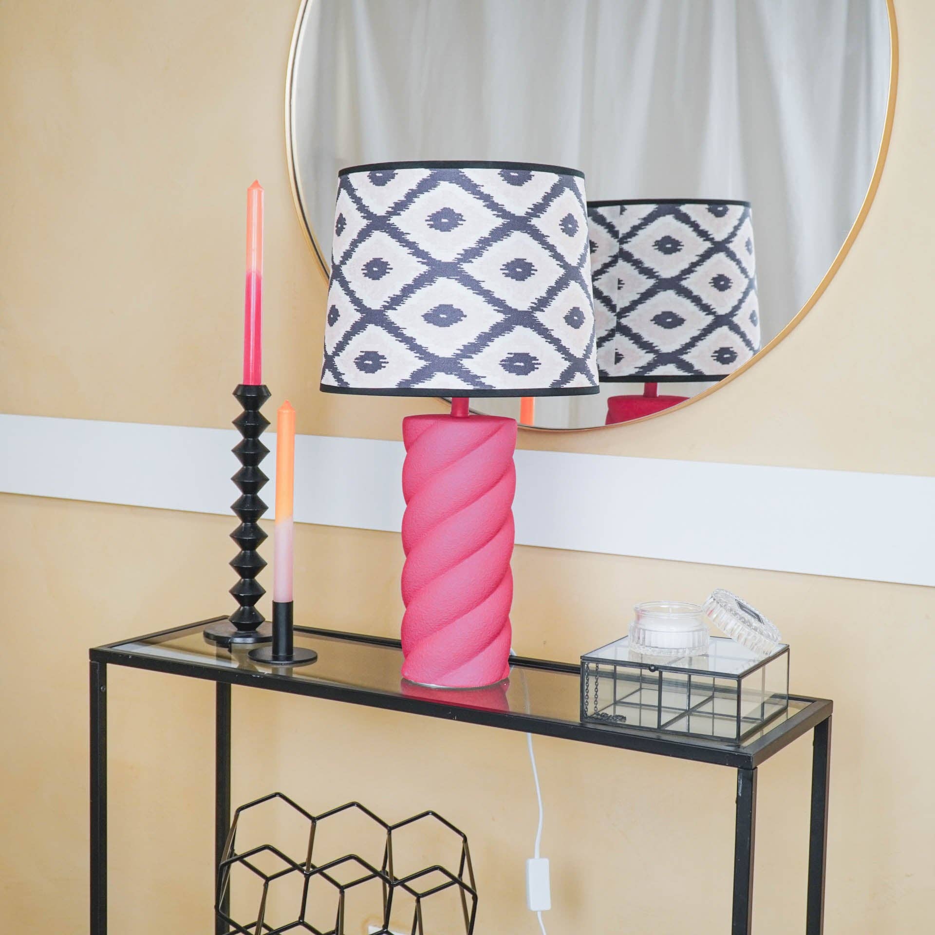 Lampada da tavolo in ceramica rosa neon con attacco E27 - 12x12x28 cm