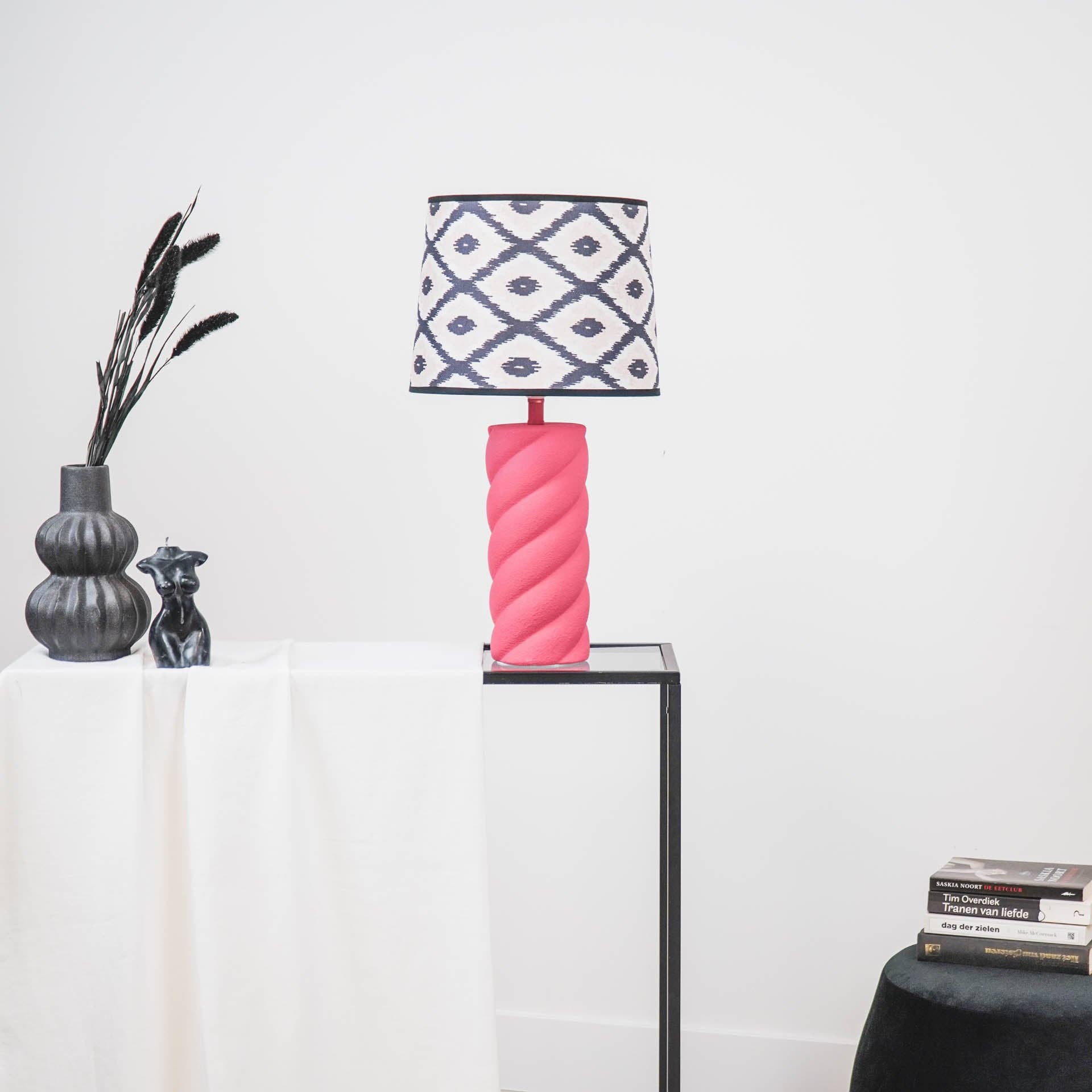 Lampada da tavolo in ceramica rosa neon con attacco E27 - 12x12x28 cm