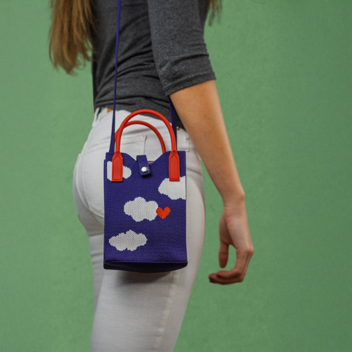 Portacellulare lavorato a maglia. Decorazione nuvole.