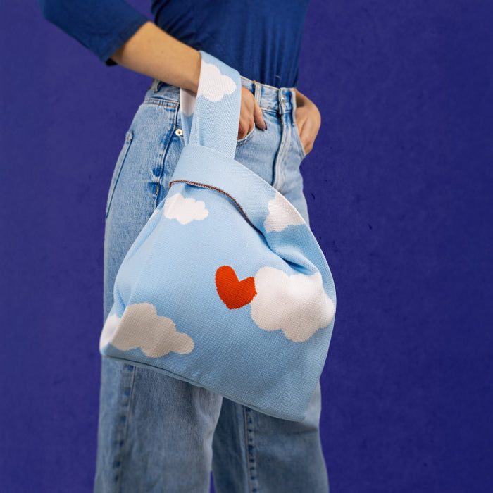Borsa a nodo lavorata a maglia. Decorazione nuvole.