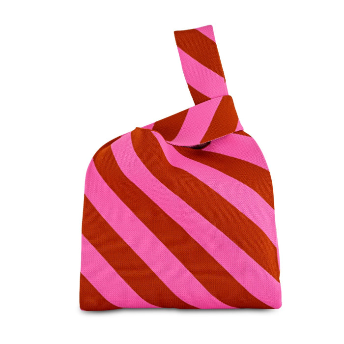 Borsa a nodo lavorata a maglia. Decorazione righe oblique