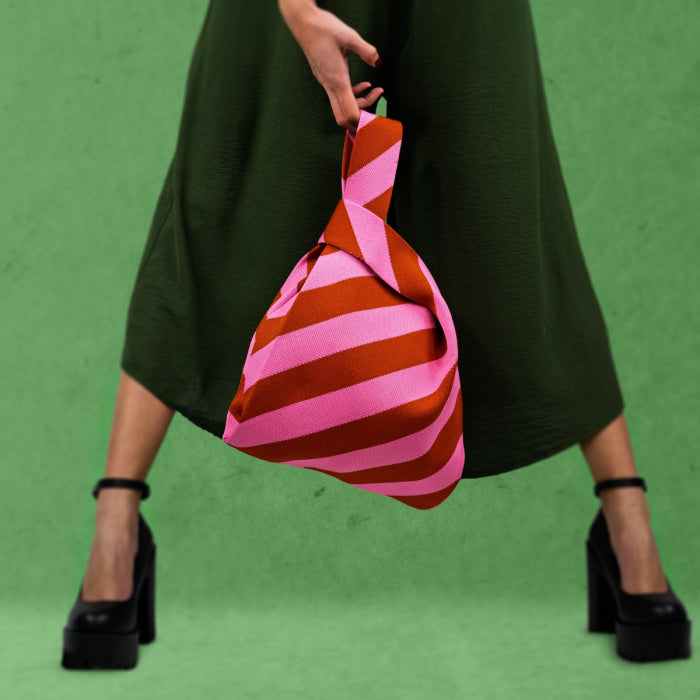 Borsa a nodo lavorata a maglia. Decorazione righe oblique